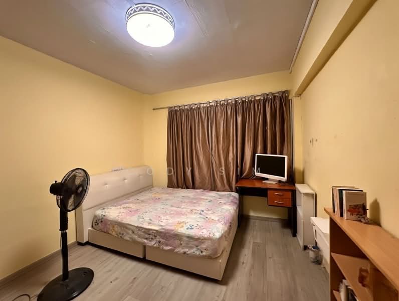 330 Jurong East Avenue 1 HDB Flat For Sale at S$ 558,000 | PropertyGuru Singapore - Bedroom