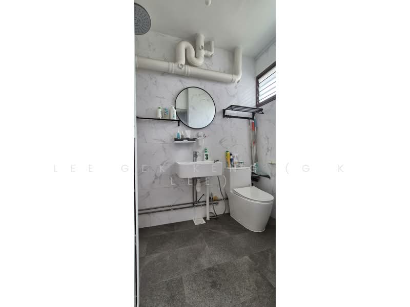 734 Jurong West Street 73 HDB Flat For Sale at S$ 630,000 | PropertyGuru Singapore - Common Bathroom