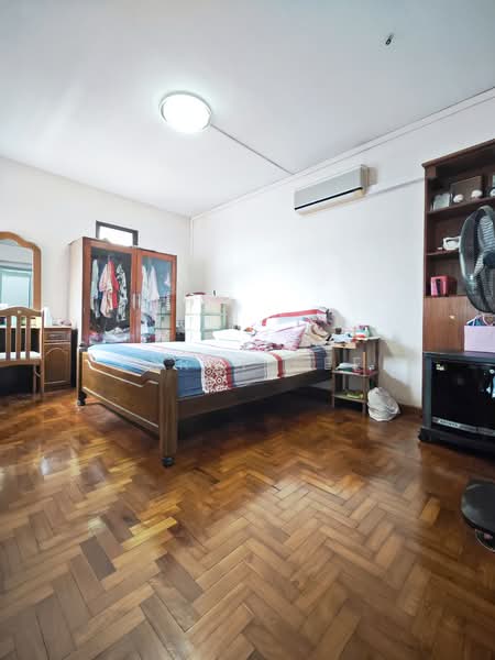 836 Hougang Central HDB Flat For Sale at S$ 949,000 | PropertyGuru Singapore - Master Bedroom
