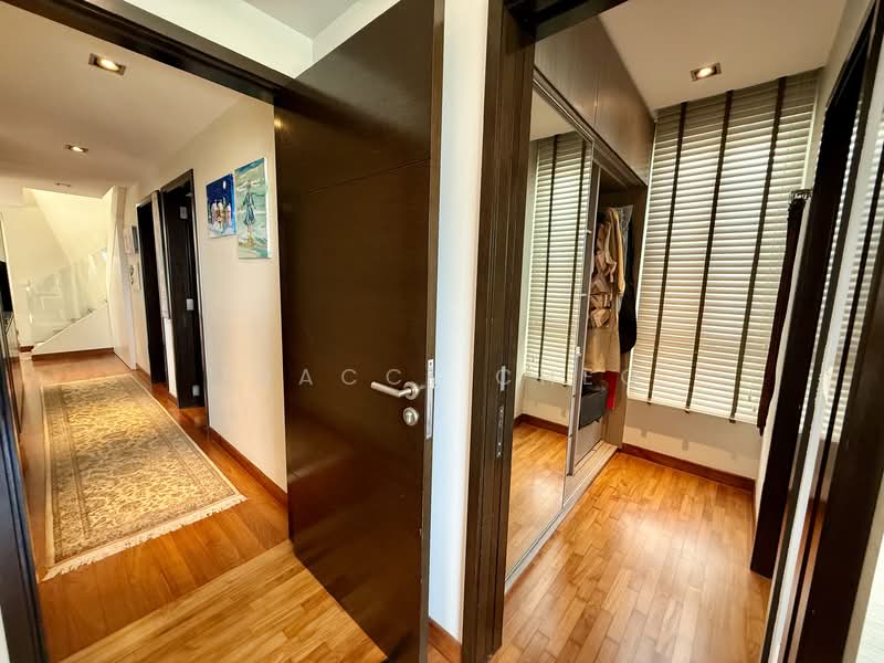 Savannah Condopark Condominium For Sale at S$ 3,200,000 | PropertyGuru Singapore - Walk-in wardrobe