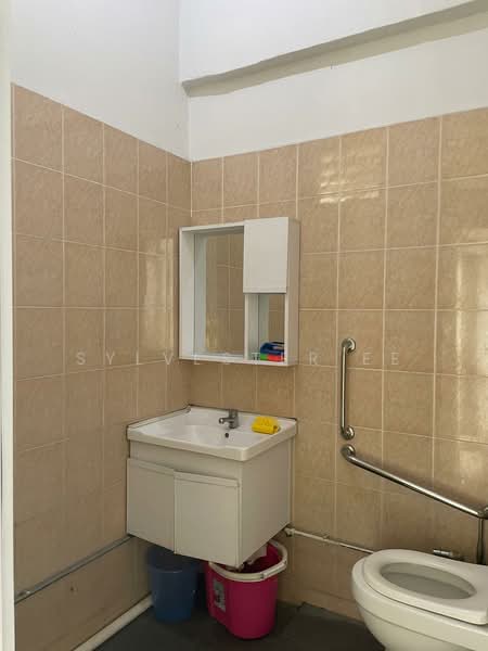 RARE HDB Shophouse @ Jurong West for Sale!, Jurong West, 1,647 sqft, Shop / Shophouse For Sale, by Sylvester Ee, 500091096 - Bathroom - CommercialGuru.com.sg