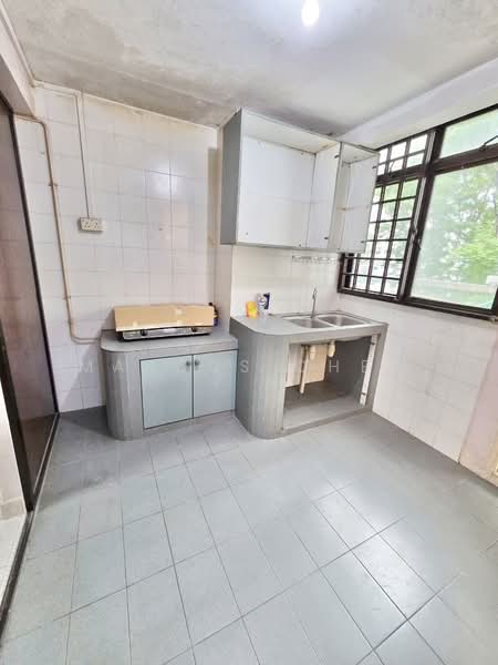 13 Lorong 7 Toa Payoh HDB Flat For Sale at S$ 340,000 | PropertyGuru Singapore - Kitchen