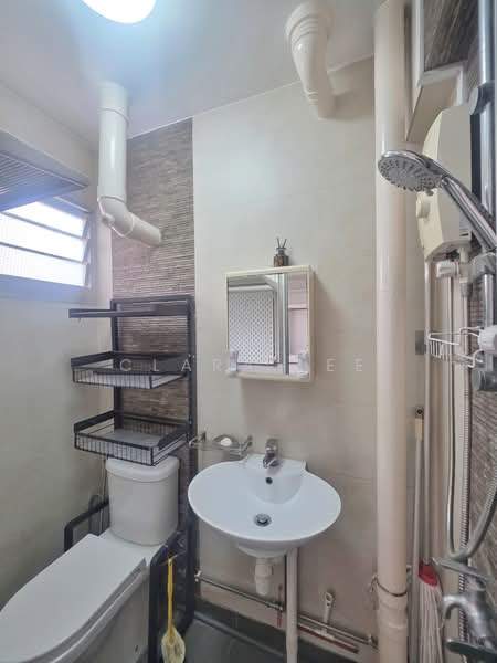 376 Clementi Avenue 4, 376 Clementi Avenue 4, 2 Bedrooms, 721 sqft, HDB Flat For Sale, by Clara Lee, 500091135 - Master Bathroom - PropertyGuru.com.sg