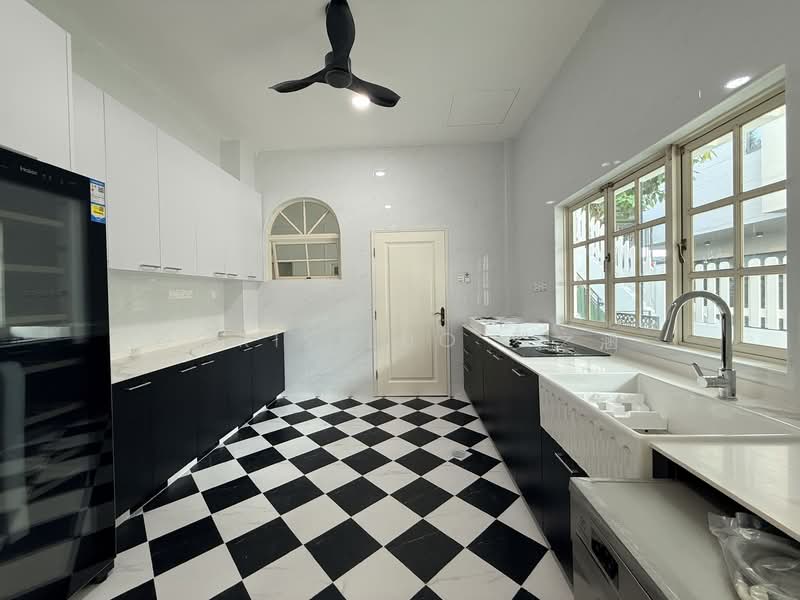 Classic Black & White GCB, Old Holland Road, 6 Bedrooms, 12,000 sqft, Good Class Bungalow For Rent, by Doris Luo 罗之涵, 500091158 - Kitchen - PropertyGuru.com.sg