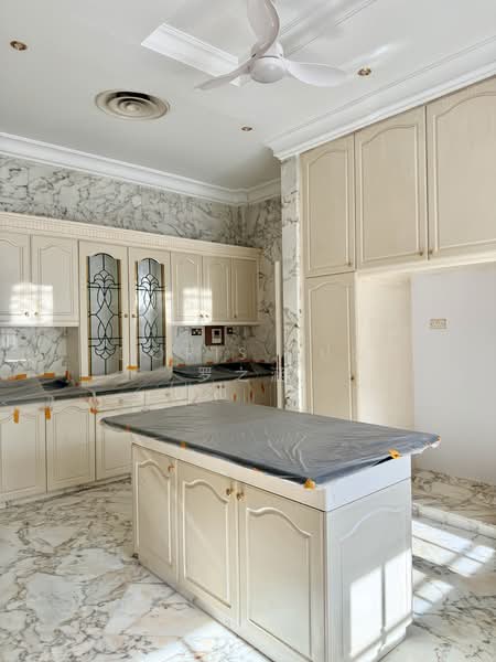 Classic Black & White GCB, Old Holland Road, 6 Bedrooms, 12,000 sqft, Good Class Bungalow For Rent, by Doris Luo 罗之涵, 500091158 - Kitchen - PropertyGuru.com.sg