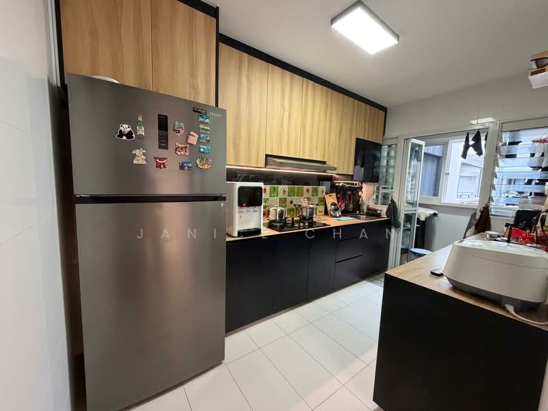 620A Tampines Street 61 HDB Flat For Sale at S$ 800,000 | PropertyGuru Singapore - Kitchen