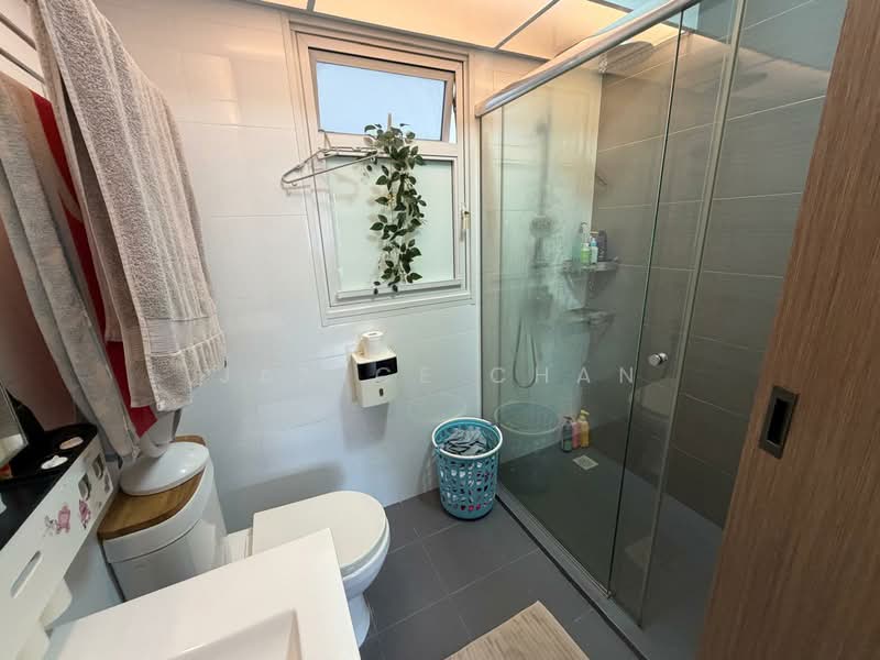 620A Tampines Street 61 HDB Flat For Sale at S$ 800,000 | PropertyGuru Singapore - Master Bathroom