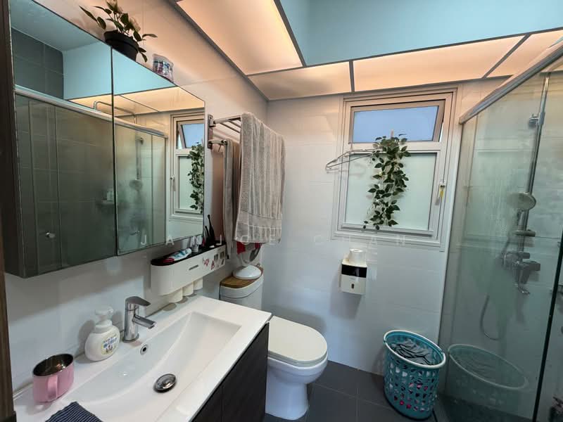 620A Tampines Street 61 HDB Flat For Sale at S$ 800,000 | PropertyGuru Singapore - Master Bathroom