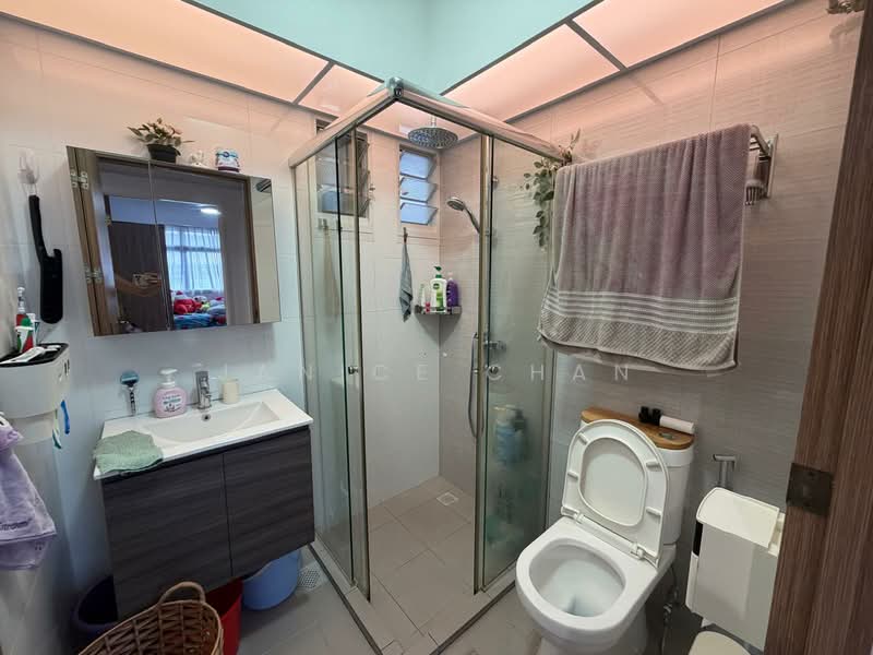 620A Tampines Street 61 HDB Flat For Sale at S$ 800,000 | PropertyGuru Singapore - Common Bathroom