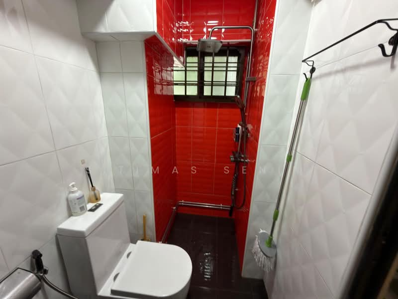 681C Jurong West Central 1 HDB Flat For Sale at S$ 570,000 | PropertyGuru Singapore - Bathroom