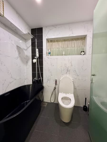 853 Hougang Central HDB Flat For Sale at S$ 1,418,000 | PropertyGuru Singapore - Bathroom