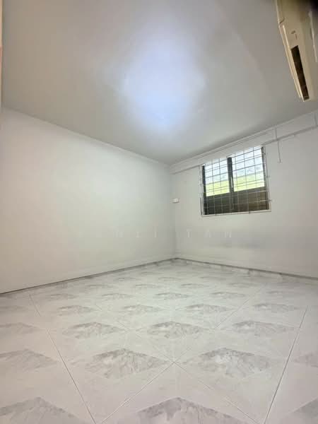 13 Lorong 7 Toa Payoh HDB Flat For Sale at S$ 340,000 | PropertyGuru Singapore - Interior
