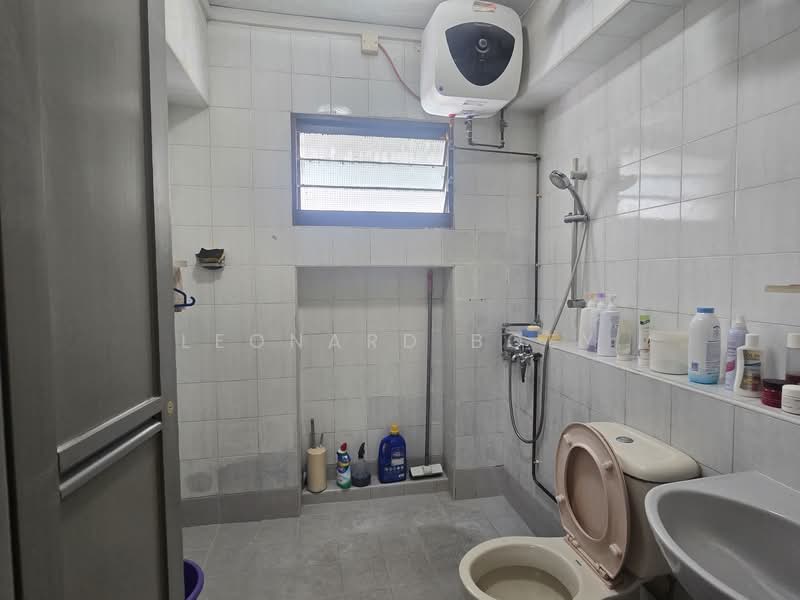 174 Lompang Road HDB Flat For Sale at S$ 750,000 | PropertyGuru Singapore - Bathroom
