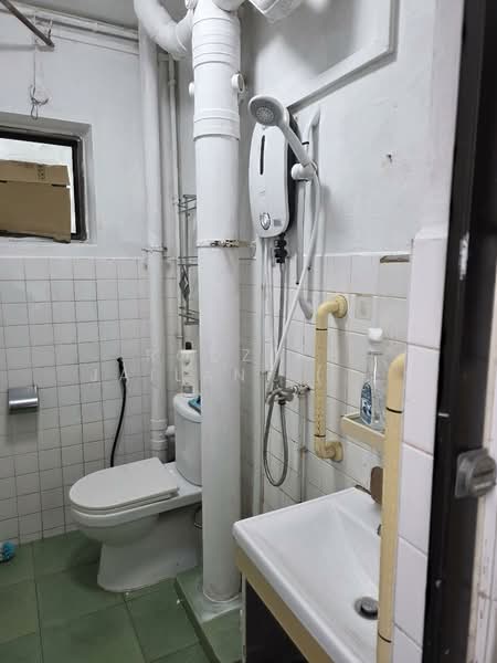 205 Petir Road HDB Flat For Sale at S$ 460,000 | PropertyGuru Singapore - Bathroom