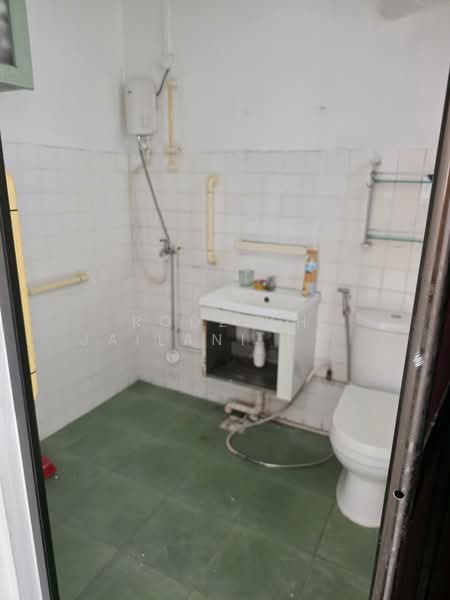 205 Petir Road HDB Flat For Sale at S$ 460,000 | PropertyGuru Singapore - Bathroom