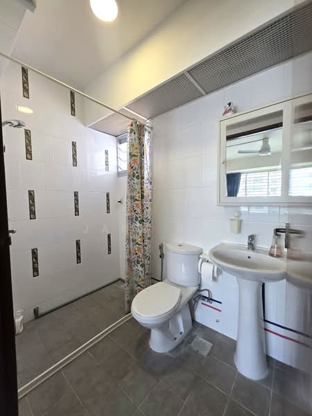 424 Clementi Avenue 1, 424 Clementi Avenue 1, 2 Bedrooms, 785 sqft, HDB Flat For Rent, by Jane Teo, 500091268 - Master bathroom - PropertyGuru.com.sg