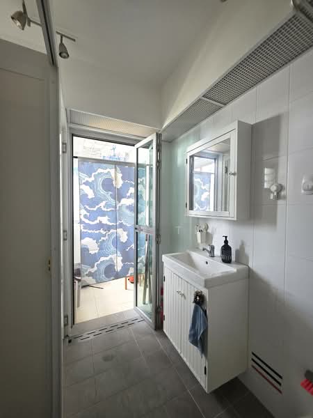 424 Clementi Avenue 1, 424 Clementi Avenue 1, 2 Bedrooms, 785 sqft, HDB Flat For Rent, by Jane Teo, 500091268 - Common bathroom - PropertyGuru.com.sg