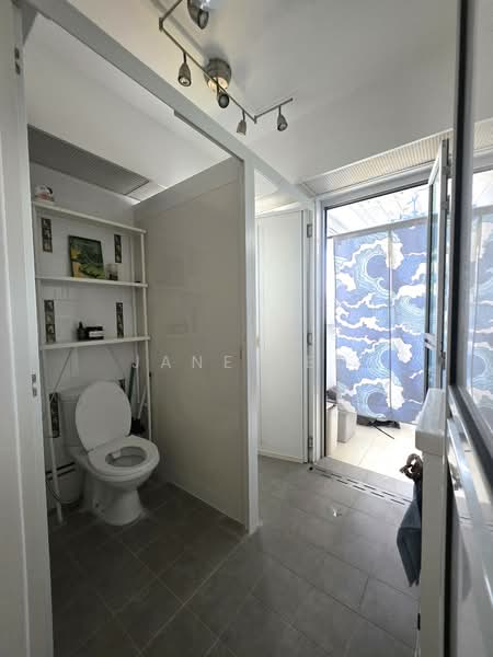 424 Clementi Avenue 1, 424 Clementi Avenue 1, 2 Bedrooms, 785 sqft, HDB Flat For Rent, by Jane Teo, 500091268 - Common bathroom - PropertyGuru.com.sg