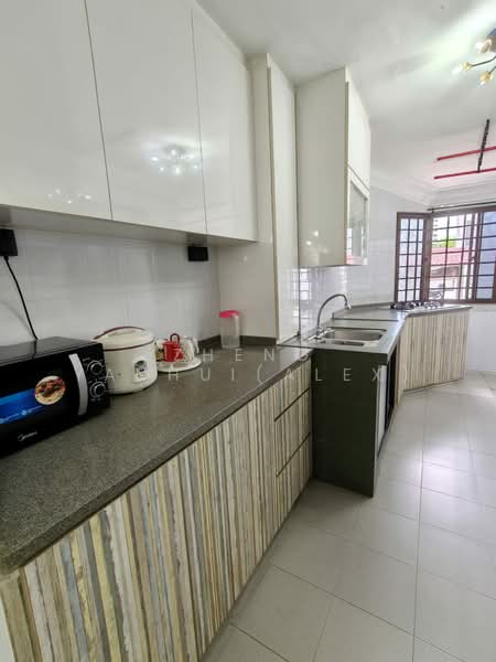252 Yishun Ring Road HDB Flat For Sale at S$ 499,000 | PropertyGuru Singapore - Kitchen