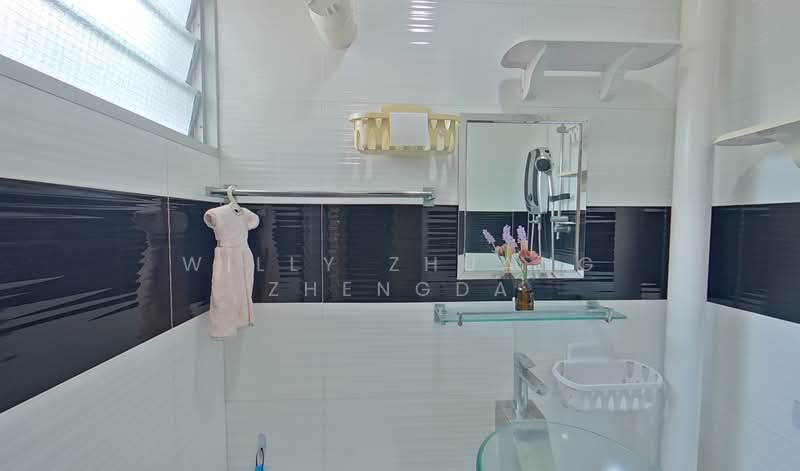 472 Ang Mo Kio Avenue 10 HDB Flat For Sale at S$ 516,000 | PropertyGuru Singapore - Bathroom