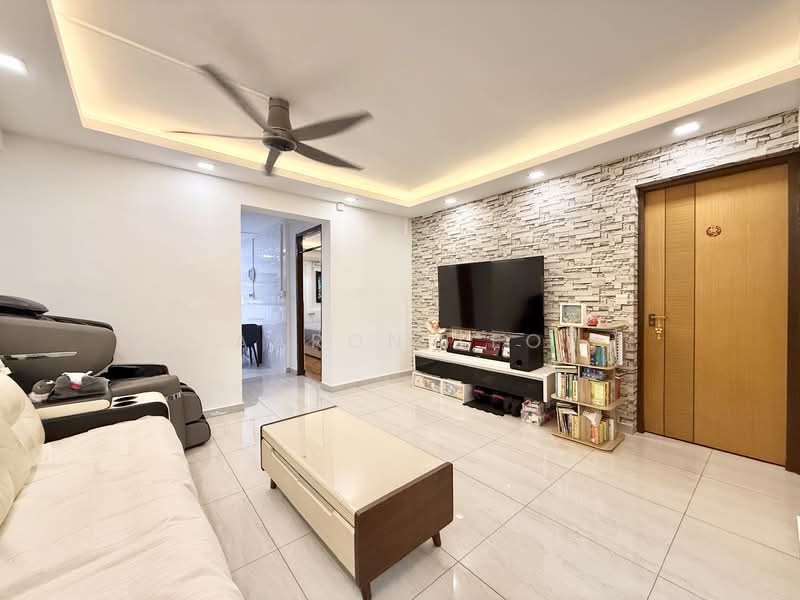315 Hougang Avenue 5 HDB Flat For Sale at S$ 550,000 | PropertyGuru Singapore - Living Room
