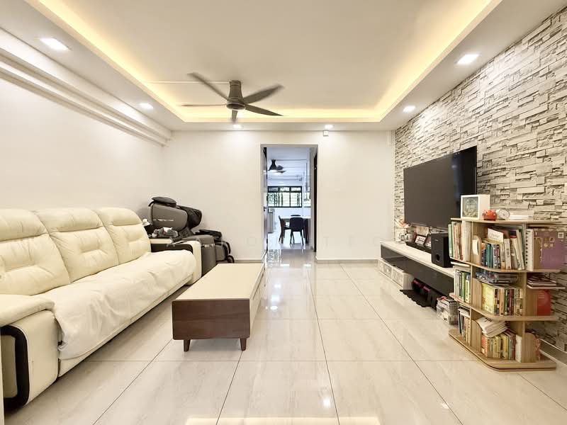 315 Hougang Avenue 5 HDB Flat For Sale at S$ 550,000 | PropertyGuru Singapore - Living Room