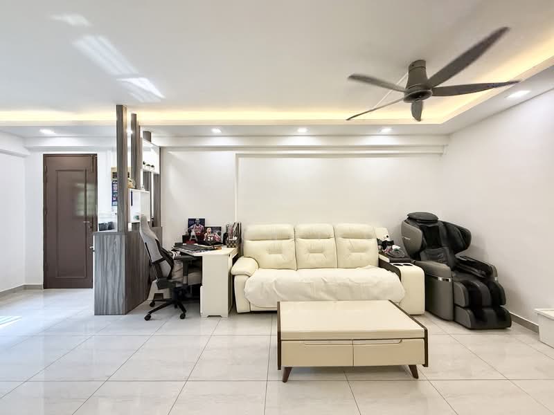 315 Hougang Avenue 5 HDB Flat For Sale at S$ 550,000 | PropertyGuru Singapore - Living Room