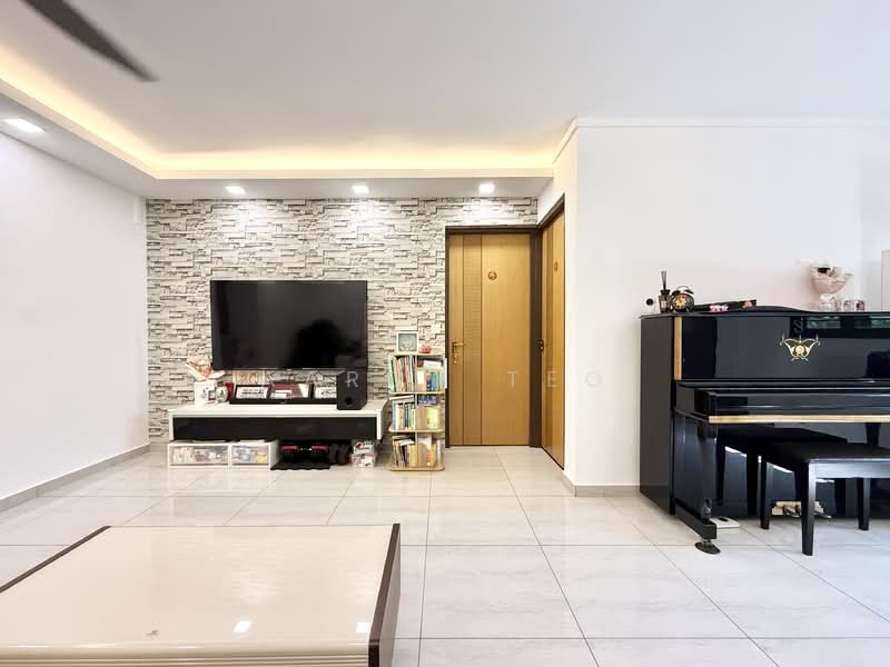 315 Hougang Avenue 5 HDB Flat For Sale at S$ 550,000 | PropertyGuru Singapore - Living Room