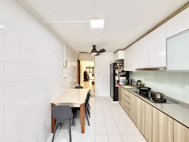 315 Hougang Avenue 5 HDB Flat For Sale at S$ 550,000 | PropertyGuru Singapore - Kitchen