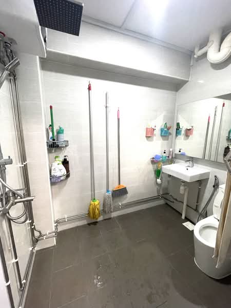 257 Boon Lay Drive, 257 Boon Lay Drive, 3 Bedrooms, 1,237 sqft, HDB Flat For Rent, by Darry Yeo, 500091335 - Bathroom - PropertyGuru.com.sg