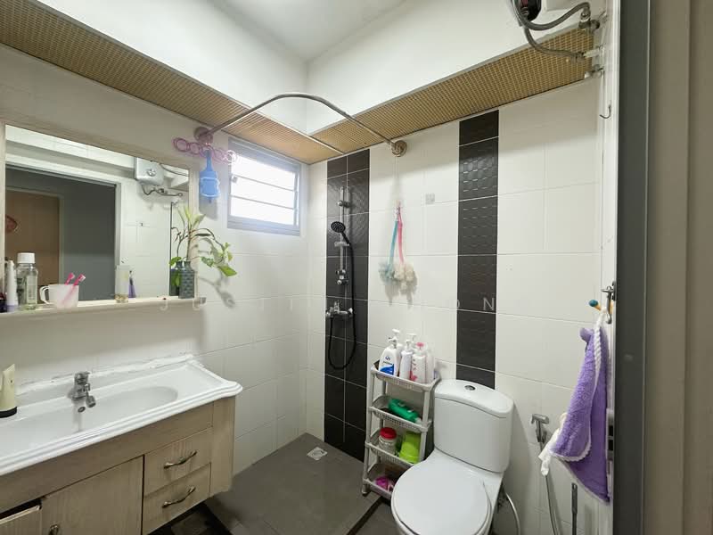 815B Choa Chu Kang Avenue 7 HDB Flat For Sale at S$ 688,000 | PropertyGuru Singapore - Bathroom