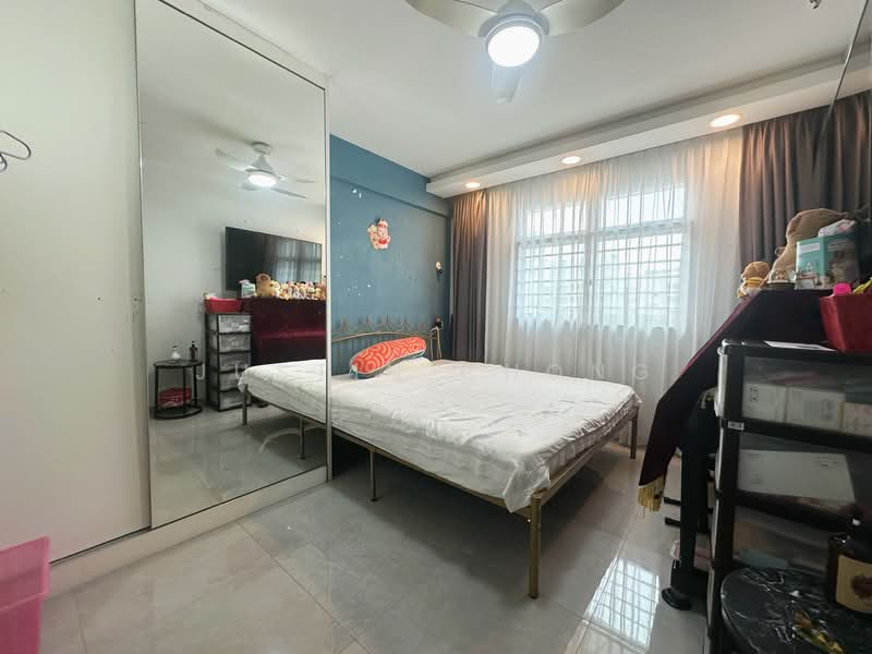 815B Choa Chu Kang Avenue 7 HDB Flat For Sale at S$ 688,000 | PropertyGuru Singapore - Bedroom