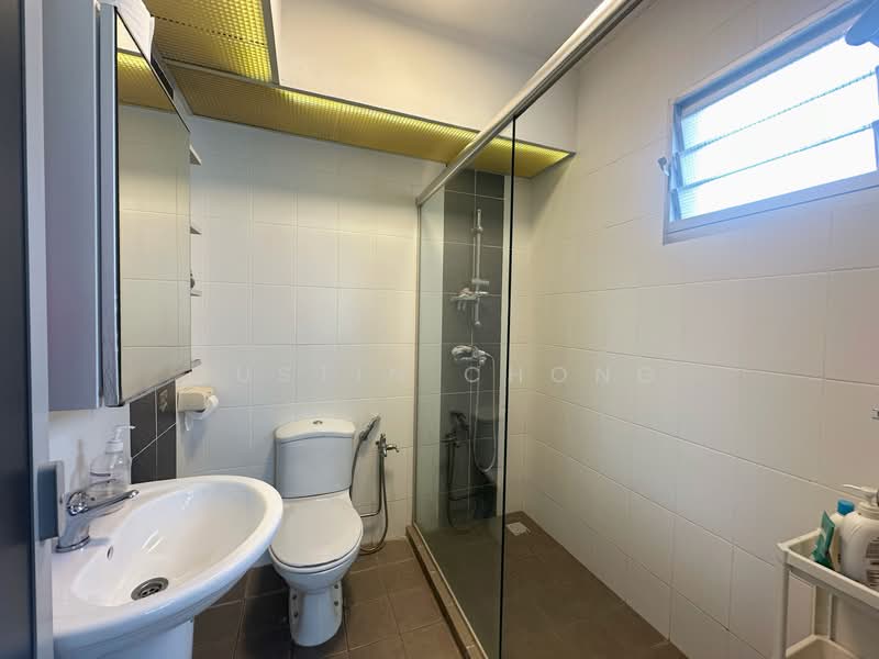 815B Choa Chu Kang Avenue 7 HDB Flat For Sale at S$ 688,000 | PropertyGuru Singapore - Bathroom