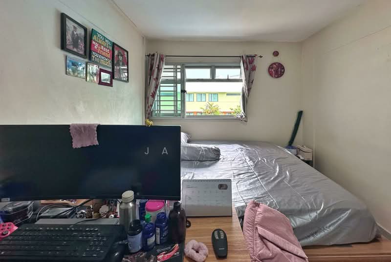 413 Ang Mo Kio Avenue 10 HDB Flat For Sale at S$ 550,000 | PropertyGuru Singapore - Bedroom