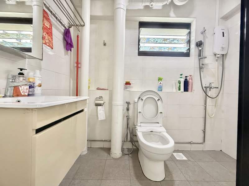 572 Hougang Street 51 HDB Flat For Sale at S$ 660,000 | PropertyGuru Singapore - Bathroom