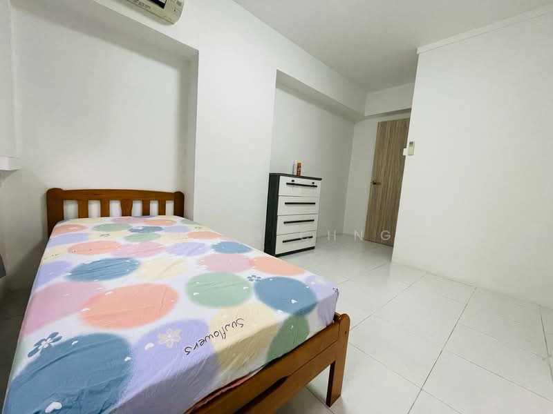 572 Hougang Street 51 HDB Flat For Sale at S$ 660,000 | PropertyGuru Singapore - Bedroom