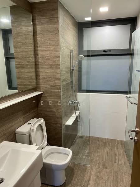 Parc Centros Condominium For Sale at S$ 1,980,000 | PropertyGuru Singapore - Bathroom