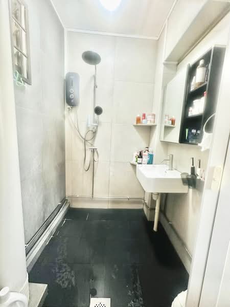 264 Waterloo Street HDB Flat For Sale at S$ 668,000 | PropertyGuru Singapore - Bathroom