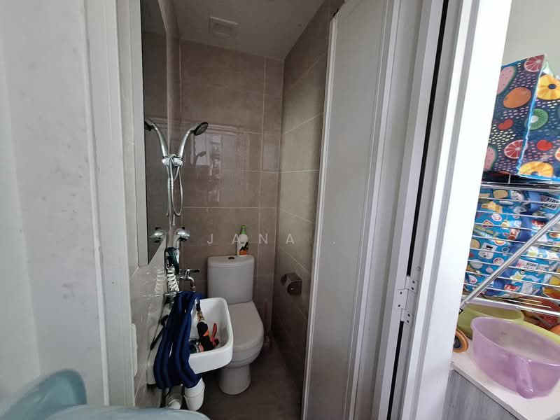 Kingsford Waterbay Condominium For Sale at S$ 1,600,000 | PropertyGuru Singapore - Bathroom