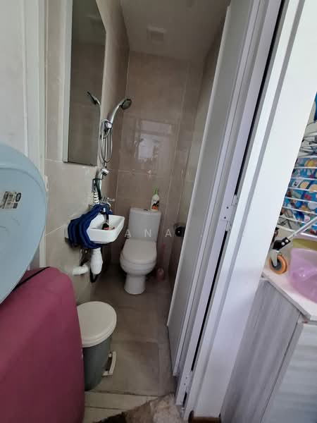 Kingsford Waterbay Condominium For Sale at S$ 1,600,000 | PropertyGuru Singapore - Bathroom