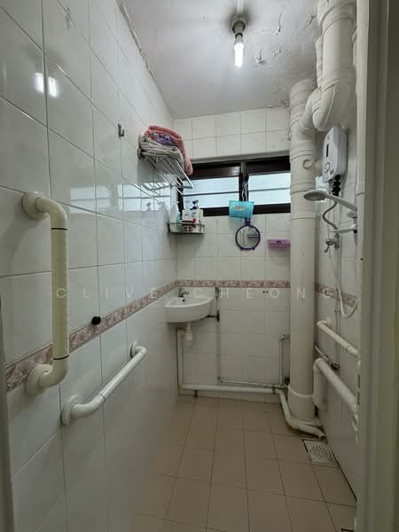 1 Ghim Moh Road HDB Flat For Sale at S$ 388,000 | PropertyGuru Singapore - Bathroom