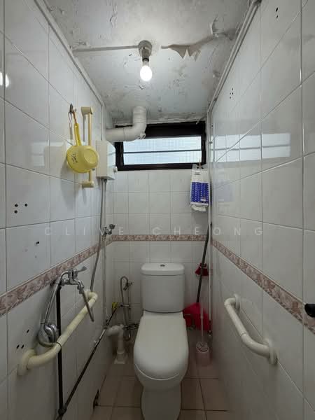 1 Ghim Moh Road HDB Flat For Sale at S$ 388,000 | PropertyGuru Singapore - Bathroom