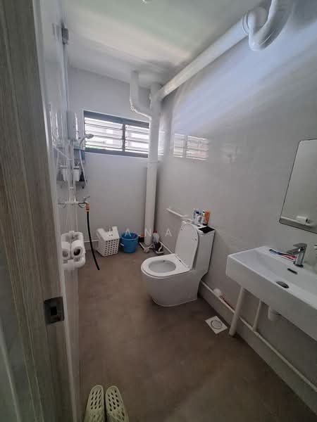 427 Hougang Avenue 6 HDB Flat For Sale at S$ 1,000,000 | PropertyGuru Singapore - Bathroom