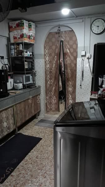 1 Marsiling Drive HDB Flat For Sale at S$ 365,000 | PropertyGuru Singapore - Kitchen