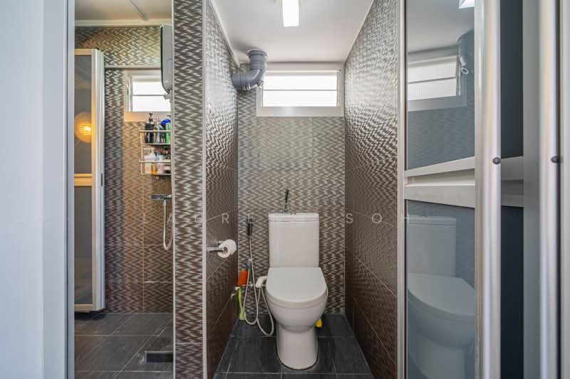 85C Lorong 4 Toa Payoh HDB Flat For Sale at S$ 478,888 | PropertyGuru Singapore - Bathroom
