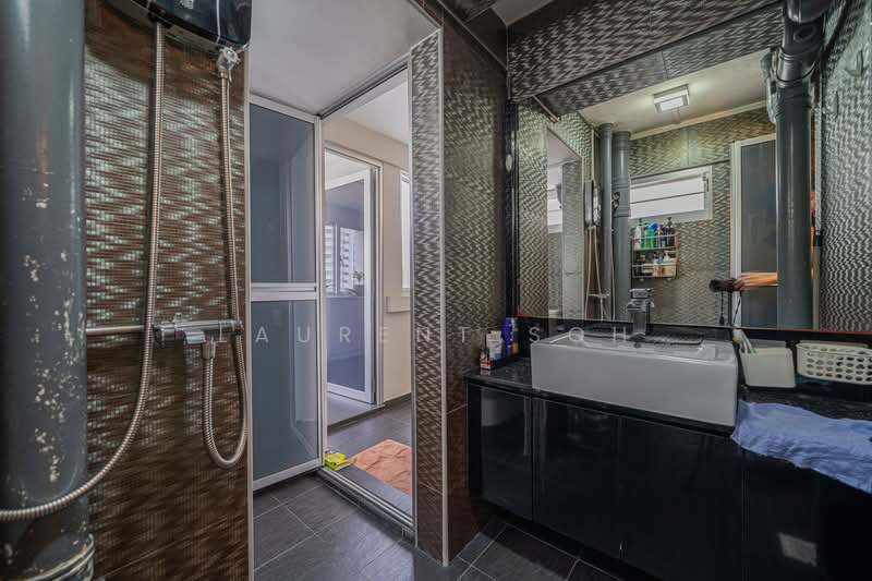 85C Lorong 4 Toa Payoh HDB Flat For Sale at S$ 478,888 | PropertyGuru Singapore - Bathroom