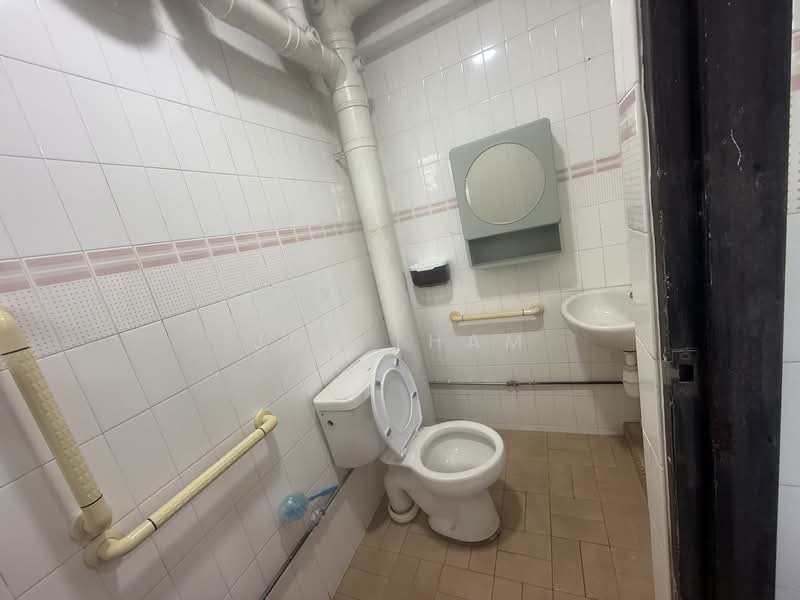 219 Choa Chu Kang Central, 219 Choa Chu Kang Central, 3 Bedrooms, 106 sqft, HDB Flat For Rent, by Joe Tham, 500091454 - Bathroom - PropertyGuru.com.sg