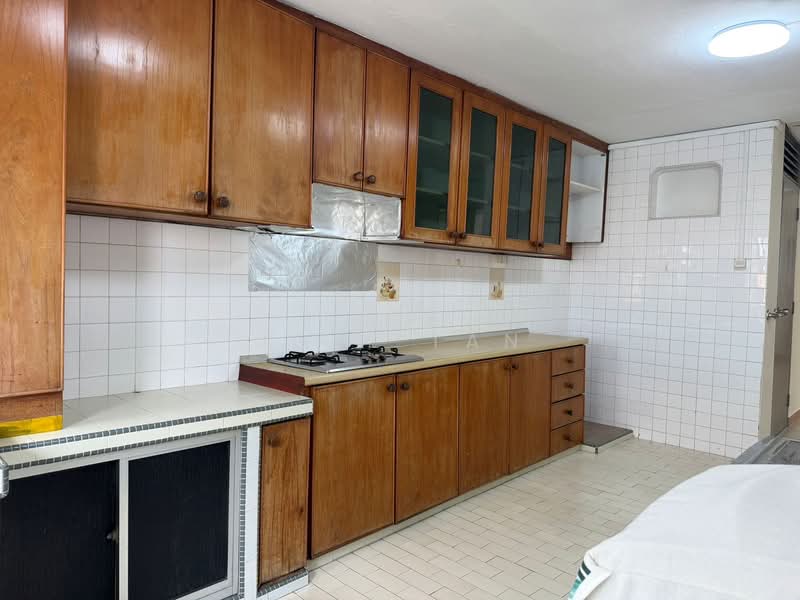 711 Hougang Avenue 2 HDB Flat For Sale at S$ 568,000 | PropertyGuru Singapore - Kitchen