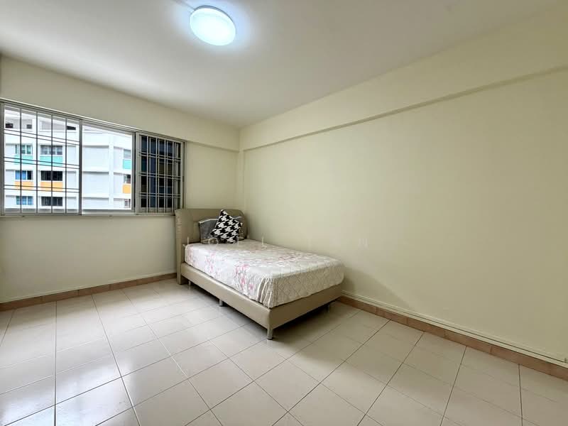 711 Hougang Avenue 2 HDB Flat For Sale at S$ 568,000 | PropertyGuru Singapore - Bedroom