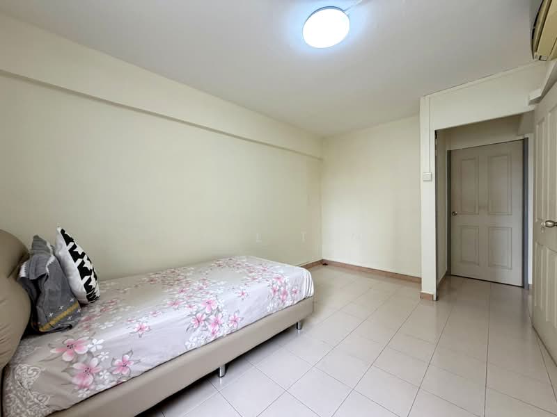 711 Hougang Avenue 2 HDB Flat For Sale at S$ 568,000 | PropertyGuru Singapore - Bedroom